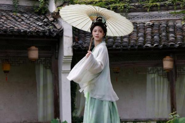 赵今麦温婉雅致。
