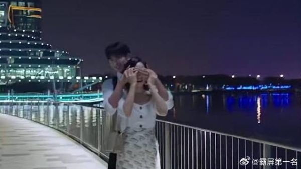 元宋带贺繁星看夜景,在河边狂秀恩爱,画面甜上高速!