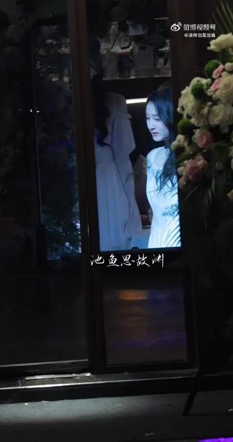 关晓彤陈星旭求婚路透，戴戒指对视亲吻，这个浪漫氛围直接拉满啊