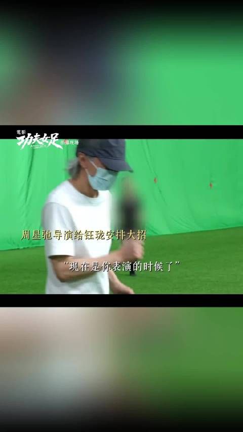 周星驰为迪丽热巴切蛋糕，功夫女足剧组庆生
