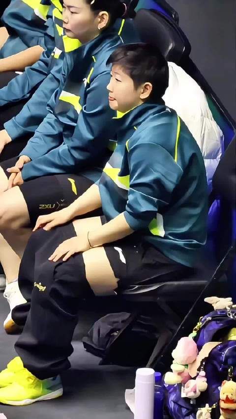 小莎裤子不便未能起立，场边鼓掌瞬间引关注