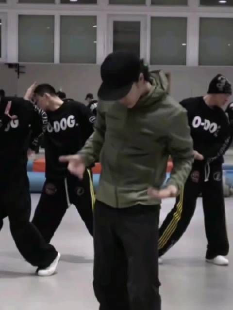 练习室的王一博，感觉刻苦努力的他真的很帅