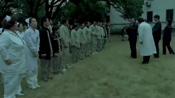 领导视察精神病院,讲话期间被患者扇耳光!