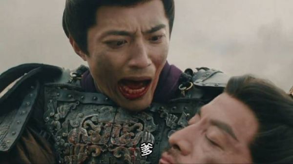 无衣拉着鹰王同归于尽,萧父这次救下这个儿弥补了遗憾