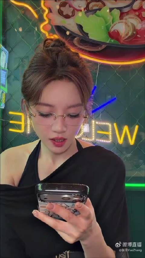 张月直播by5引洁月灿发微博，洁儿姐姐等看升旗