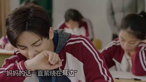 以为她带小抄作弊，翻开纸条才看清她藏了一整份无助