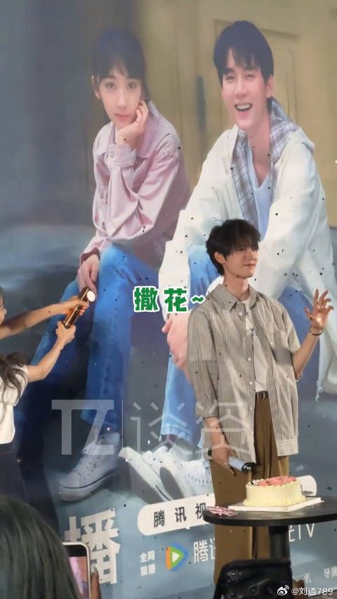 王影璐 整理头发,帅哥美女就这样轻轻地甜到我了~周翊然给王影璐整理头发好甜