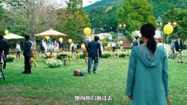 屋内众人唱歌欢聚，小男孩独自跑进浴室玩耍，失足掉进浴缸无人发现