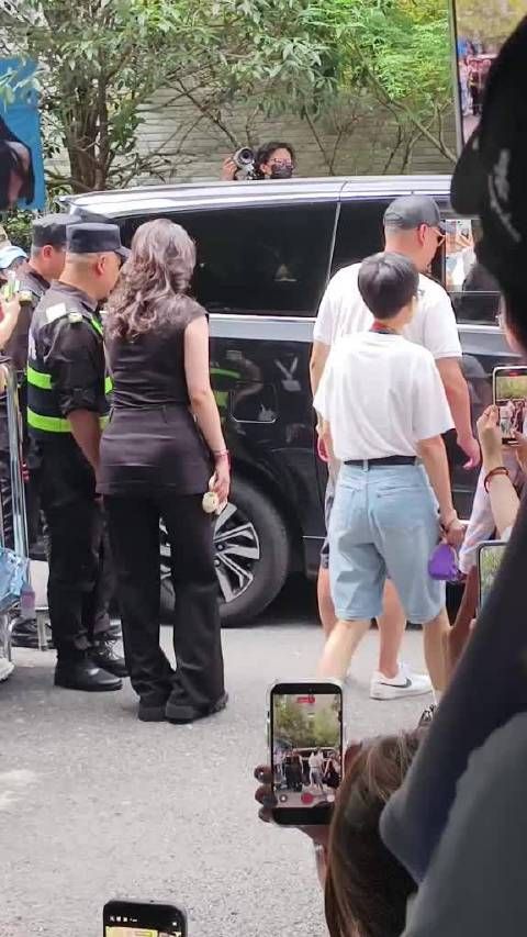 线下的意义在见到你的时候 什么都烟消云散了 只有见到你的幸福