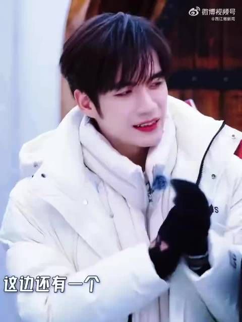 张颜齐因五哈爱上奉节，脐橙善意与自然风光并存