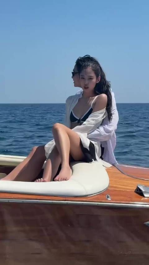 粉丝称看到妮儿与男性近距离接触需适应