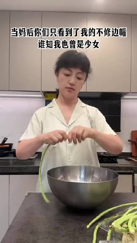 旧上海的氛围感拉满，仅仅一个侧身，就把人拽回当年追剧的夜晚
