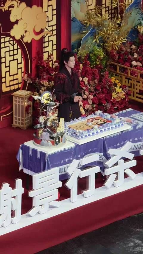 王鹤棣杀青现场见粉丝灯海，眼眶泛红称希望你们更开心