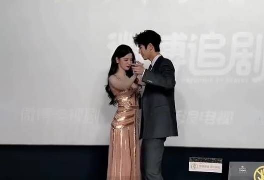不知道的还以为是什么婚礼现场呢，甜晕了好不好