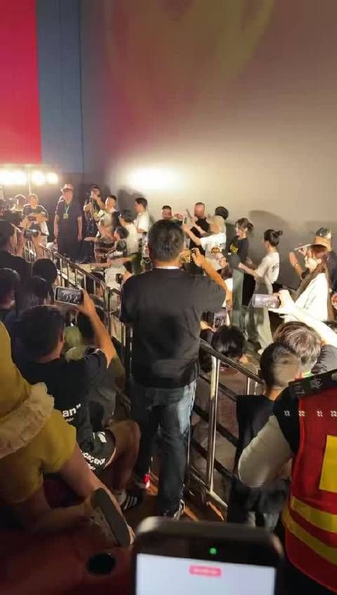 张艺兴周星驰同台跳酱爆舞，东莞路演惊喜拉满
