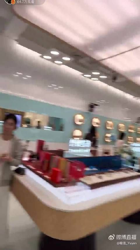 喻言伦敦店秀剪发技能，全员蹲地休息接地气