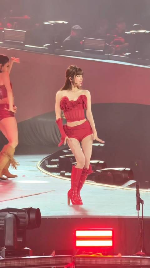 赵露思澳门演唱会《配》, 不得不说赵露思的造型还是很美的嘛!