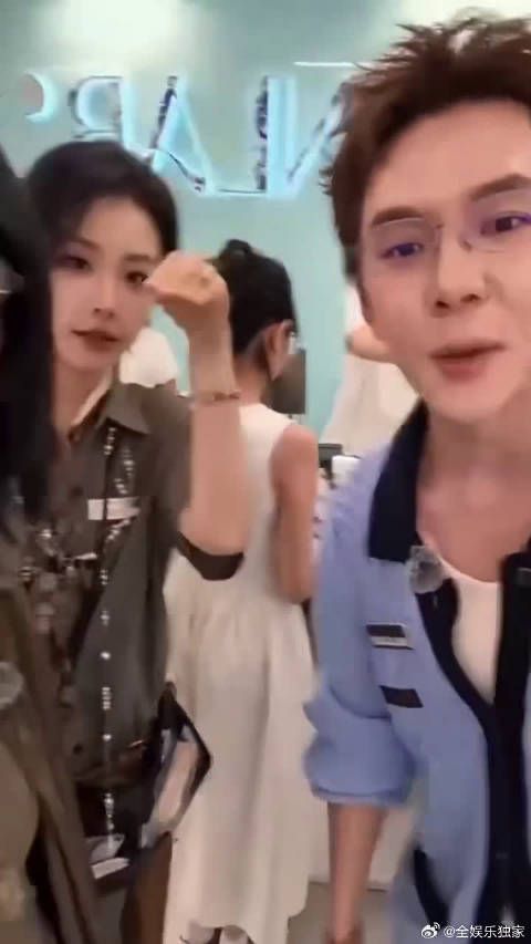 Tony 言正式上岗,剪发动作有模有样,很难不怀疑私下偷偷进修过