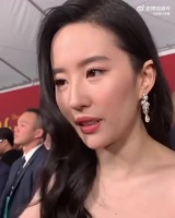 超近超美的采访花絮，刘亦菲 真的有国际巨星的从容和大气！