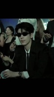 张凌赫戴墨镜颜值放大10086倍，视力封印看不见R标