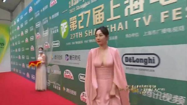白百何胆子有多大?真空上阵走红毯,真怕兜不住出意外!