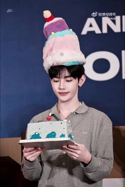章昊拆盲盒前问粉丝“这个可以吗”,像朋友一样相处,生日月太幸福!