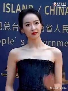 宋茜今日红毯状态，黑白鱼尾裙气质出众