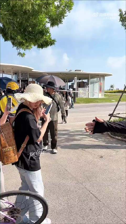 晓彤身材比例惊人引关注