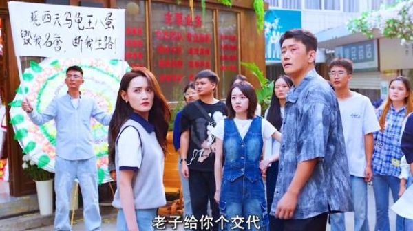 女儿被欺负母亲为撑腰，板砖敲自己头上
