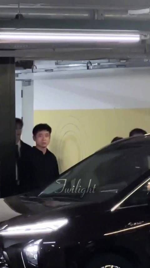 李昀锐深圳dior活动上班路透，白衬衫+领带好帅气的小林啊