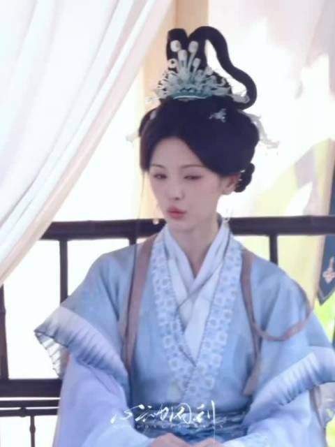 杨超越古装一袭白衣出圈，网友期待新古偶女主