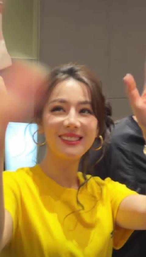 迪丽热巴功夫女足广州路演，粉丝cos小蛋糕造型