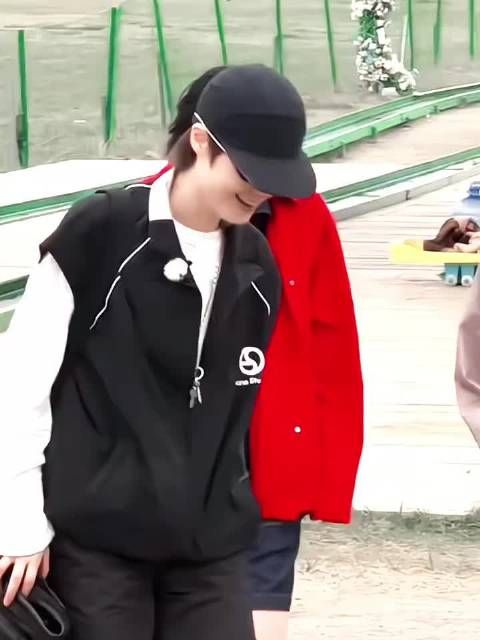 李宇春在向野的我们是来走秀的吧，衣品无敌了