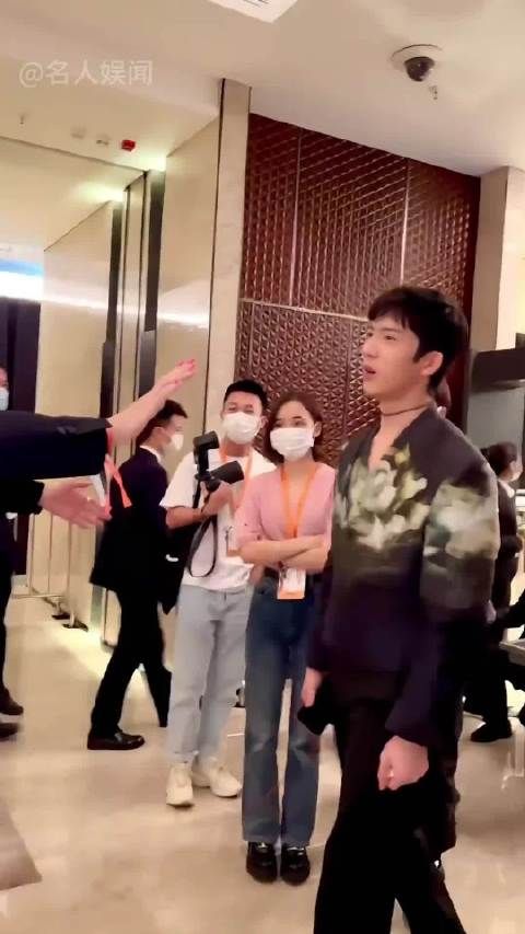 路人原相机捕捉明星真实微表情，谢霆锋无奈侧身让位，人群氛围细节耐人寻味