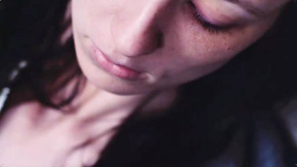 女人被困在一个光滑的曲面上｜影视解说｜悬疑电影