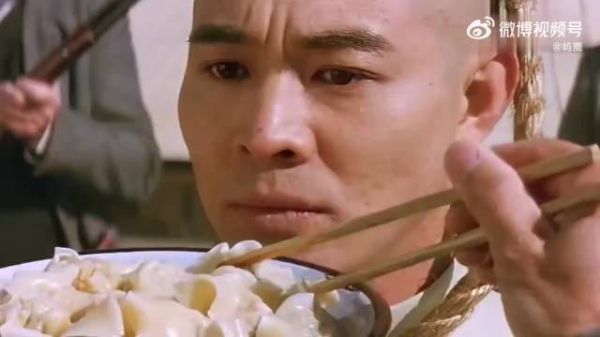 “男人在吃断头饭时，突然发现里面竟然藏着一把小刀…”