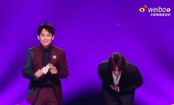 张远抢麦苏醒喊话，默契打闹梦回07快男