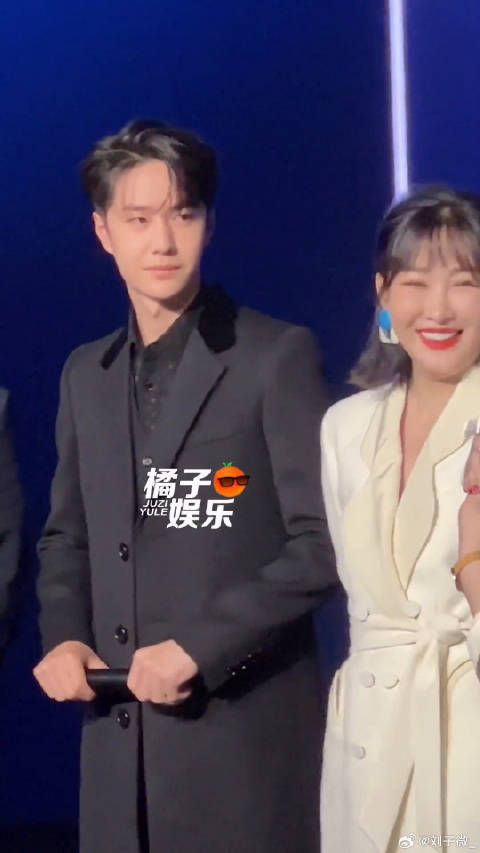 一博，这话筒可能拧不下来 电影奇遇夜蓝毯现场