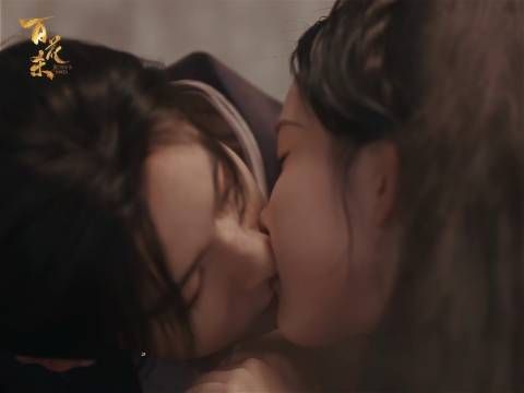 太子刻意献吻，专为信王耳畔上演