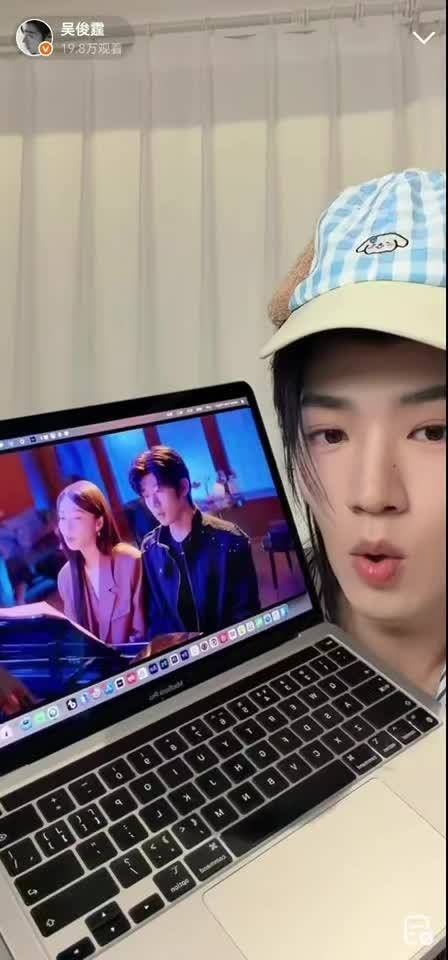 吴俊霆直播看吻戏，害羞复读机模式反差萌