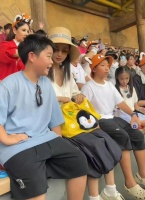 佟丽娅带儿子逛动物园！43岁打扮如少女，儿子朵朵被指“迷你版陈思诚”