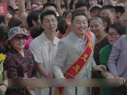 高考当天爸妈神秘缺席，最后一刻的惊喜看哭无数人 小欢喜
