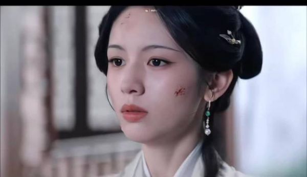 终于迎来了她的人生妆造，华丽了一次，不再素的没边了