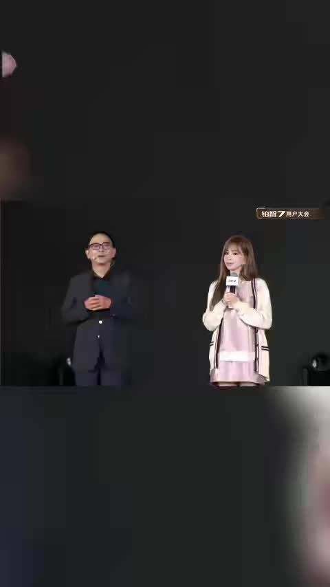 谁懂啊！王心凌听到粉丝喊“老公”先是一愣，然后比了个甜甜的耶…