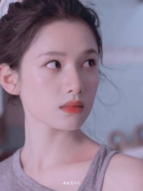 张婧仪两部现偶角色反差极强，表演层次打动人心