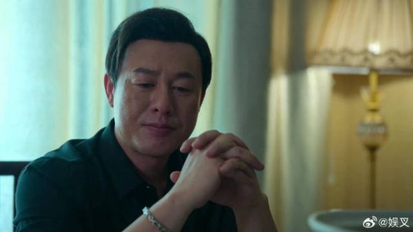 黑老大为了拉拢人心 拿出经理们的黑料，直接拿捏他们