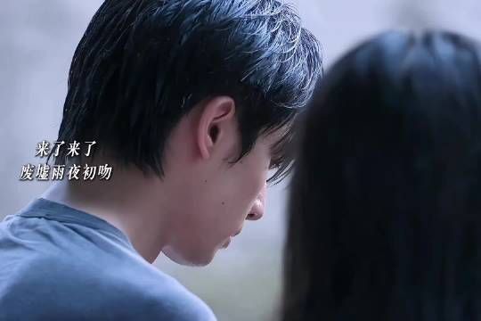 初吻完明明什么都没变,但一切都不一样啦~藏不住的少男少女的心!