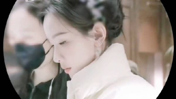陈都灵九重天造型曝光，本人对发饰衣服做模糊处理