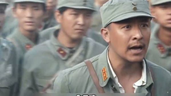 新兵遭吊打武僧出手救人，连长怒关团长恩人，却挖出神投手