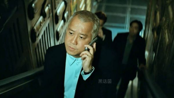 大毒枭怀疑手下是内鬼，本以为石膏里会藏有窃听器，结果却什么也没有发现